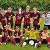 (red)Die U-15-Fußballjunioren des TSV Lengfeld sicherten sich in der Kreisklasse Würzburg souverän den Meistertitel. Mit 18 Siegen zwei Unentschieden und nur zwei Niederlagen bei einem Torverhältnis von 109:23 Treffern stellten die Kicker aus dem Kürnachtal nicht nur den besten Angriff der Liga, sondern auch noch die sicherste Abwehr. In der neuen Saison wird die U 15 des TSV Lengfeld somit in der Kreisliga auf Punkte- und Torejagd gehen. Unser Bild zeigt das meisterliche Team: (hinten von links) Trainer Dirk Pschiebl, Dominik Dietz, Marco Schrameck, Felix Wozar, Maximilian Kutscher, Nico Kerl, Tim Hänling, Thomas Zimmermann, Co-Trainer Tristan Hofmann, Markus Haas sowie (vorne von links) Dominik Eirich, Can Balciouglu, Jeremias Hofmann, Johannes Dederich, Falko Engert, Leon Lang, Lars Weyer, Linus Dauber.