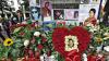 (noh)   Fans stehen vor dem inoffiziellen Michael-Jackson-Denkmal vor dem Hotel in München (Oberbayern), in dem der US-amerikanische Sänger bei seinen München-Besuchen abzusteigen pflegte. Am 25. Juni 2009 war der „King of Pop“ an einer Vergiftung mit einem Narkosemittel gestorben, das zusammen mit Beruhigungsmitteln zu Herzversagen geführt hatte.