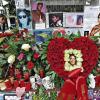 (noh)   Fans stehen vor dem inoffiziellen Michael-Jackson-Denkmal vor dem Hotel in München (Oberbayern), in dem der US-amerikanische Sänger bei seinen München-Besuchen abzusteigen pflegte. Am 25. Juni 2009 war der „King of Pop“ an einer Vergiftung mit einem Narkosemittel gestorben, das zusammen mit Beruhigungsmitteln zu Herzversagen geführt hatte.