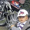 (ghs)   Glänzendes Chrom in großer Menge gab es am Sonntagmorgen auf dem Parkplatz vor dem Feuerwehrhaus zu sehen. Pfarrer Michael Erhart hatte zu seinem schon traditionellen Motorradfahrer-Gottesdienst eingeladen. Barbara und Gottfried Thürmer aus Völkersleier sind gerade von einer Südtirolreise auf dem Motorrad zurückgekommen. Mit ihrer BMW 1100 RT fuhren sie vor, um sich den Segen abzuholen. „Motorradfahren ist anders als Auto fahren“, bestätigt Thürmer. Man genieße die Fahrt an der frischen Luft und das Gefühl, durch die Welt zu schweben. Und dann öffnete er den Deckel seines Motorradkoffers, dessen Innenseite Plaketten von erreichten Reisezielen ziert. Auf Thürmers T-Shirt steht seine Clubzugehörigkeit: „Rhön-Biker 96 Premich“. Veranstalter des Motorrad-Gottesdienst sind jedoch die ansässigen Motorradfreunde Wartmannsroth mit Herbert Pabst an der Spitze. Trotz trockenen Wetters seien es heuer etwas weniger Teilnehmer als im Vorjahr gewesen, meint Pabst. Der Völkersleierer Chor St. Sebastian und die Band Rock 'n' Roll-Angels setzten den musikalischen Rahmen.
