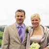 (fw)   Eine Hochzeit in den Weinbergen – Diana Zinn (30) aus Siegendorf und Joachim Beuschel (37) aus Kaltensondheim ließen sich dieses neue Angebot der Gemeinde Buchbrunn nicht entgehen. Vergangenen Samstag gab sich das Paar, das sich auf dem Kleinlangheimer Weinfest kennengelernt hatte, auf einer Aussichtsplattform zwischen Buchbrunn und Kitzingen vor Bürgermeister Hans Friederich und 50 Gästen das standesamtliche Ja-Wort.