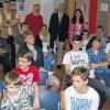 Einsatz für erneuerbare Energien: Am Gymnasium Marktbreit informierten Zehntklässler die Siebtklässler. (Hinten von links) Roland Kofer, Stephan Clobes, Schulleiter Toni Gernert und Carolin Altekrüger.
