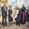 Großer Applaus: Ehrenmitglied Bischof Paul-Werner Scheele (Mitte) umringt von den Mitgliedern des Vorstands der Freunde des Museums am Dom. Von links: Paul Miltenberger, Otmar Finger, Renate Fiedler, Domkapitular Jürgen Lenssen, Roswitha Döbele und Adolf Bauer.MARKUS HAUCK