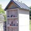 (win)   Der erste Urnenturm im Friedhof Elfershausen (im Bild) ist voll belegt. Deshalb soll nun ein zweiter angeschafft werden. Dies beschloss der Marktgemeinderat in seiner jüngsten Sitzung. Er billigte die Angebote, die der Geschäftsleitende Beamte, Elmar Schubert, in der Sitzung vorlegte. Den Zuschlag für Verblendung und Abdeckplatten erhielt demnach die Firma Klaus Schneider aus Schleerieth, die mit 5060 Euro der günstigste Anbieter war. Die Urnenboxen liefert laut Gemeinderatsbeschluss die BayWa Karlstadt zum Preis von 3300 Euro. Die beiden Ruhetürme sollen einst ein Tor zum hinteren Friedhofsbereich bilden.