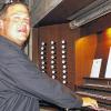 Ein Musiker mit Leib und Seele: Alexander Wolf an der renovierten Orgel der Marktheidenfelder St.-Laurentius-Kirche. Der Pastoralreferent ist ein fleißiger Komponist und auch Beauftragter für Kirchenmusik im katholischen Dekanat Lohr.