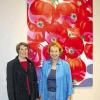 Wieder einmal ist es Sylvia Peter (links) gelungen, Werke internationaler Künstler, die in unterschiedlichen Medien arbeiten, in ihre Galerie „Forum Botanische Kunst“ zu holen, so auch Beate Sellin mit überdimensionierten Johannisbeeren.