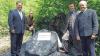 Steinernes Dokument für den geschützten Wald: Der Gedenkstein für das Naturwaldreservat „Stengerts“ wurde von Staatsminister Helmut Brunner, Behördenleiter Klaus Klingert, Bürgermeister Udo Baumann und Landrat Thomas Habermann enthüllt.