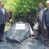 Steinernes Dokument für den geschützten Wald: Der Gedenkstein für das Naturwaldreservat „Stengerts“ wurde von Staatsminister Helmut Brunner, Behördenleiter Klaus Klingert, Bürgermeister Udo Baumann und Landrat Thomas Habermann enthüllt.