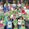 Ein Urkunde für jeden Sportler: Ein Medaillenregen ging auf die Teilnehmer des Reyersbacher Sportsfestes nieder. Hier die glücklichen Sportler zusammen mit den Verantwortlichen des SV Reyersbach.