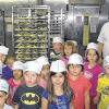 (zis)   Einen Ausflug zur Bäckerei Fuchs nach Markt Einersheim unternahmen die Kindergartenkinder vom Kindergarten „Pusteblume“ in Hellmitzheim. Dem Besuch in der Bäckerei ging eine Besichtigung der Ohlmannsmühle voraus. Dort verfolgten die Kinder den Weg vom Getreide zum Mehl gespannt, teilt der Kindergarten mit. Juniorchef Gerd Fuchs zeigte den Gästen in der Backstube alle Arbeitsschritte, die beim Bäckerhandwerk anfallen, angefangen bei der Mehlanlieferung bis zu den vielfältigen herzhaften oder süßen Produkten der Bäckerei. Am Ende der Besichtigung durften alle Kinder und Erwachsenen einen „Amerikaner“ selbst verzieren – und verspeisen.