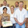 (reg)   In den Ruhestand gehen Maria und Herbert Reichel (Mitte), die bisher das Restaurant „Krone“ gepachtet hatten. Deshalb schloss das Brauhaus Schweinfurt, dessen Vertreter Werner Kirchner (rechts) sich über den nahtlosen Übergang freute, einen neuen Pachtvertrag mit Halima Behr (vorne mit Torte) ab, die ab sofort ihre Gäste mit indonesischer, deutscher und italienischer Küche verwöhnen wird. Bürgermeister Thomas Helbling (links) wünschte viel Glück und gute Geschäfte, Pfarrer Karl Feser (hinten rechts) und Pfarrer Lutz Mertten erbaten den Segen Gottes und erinnerten an das Sprichwort „Essen hält Leib und Seele zusammen.“ Genuss habe auch eine spirituelle Dimension, deshalb seien neben den verwendeten Lebensmitteln ein schönes Ambiente und nette Gesellschaft wichtig. Halima Behr aus Saal, die überwiegend frische Produkte aus der Region verwendet, hat in mehreren Restaurants Erfahrung gesammelt und wagt jetzt den Schritt in die Selbständigkeit. Die neue „Surabaya Krone“ ist montags, dienstags und donnerstags von 17 bis 23 Uhr geöffnet, freitags, samstags sowie an Sonn- und Feiertagen von 11 bis 23.30 Uhr. Mittwochs ist Ruhetag. Es gibt auch einen Bestellservice unter  (0 97 61) 39 54 16.