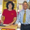 (josch)   Seit Freitag gibt es in Uettingen eine neue Postagentur. Sie befindet sich im „Spielhimmel“ von Bettina Schmitt-Bauer in der Raiffeisenstraße 2. Dort wird der postalische Service rund um Briefe und Pakete angeboten, nicht erledigt werden Postbank-Dienstleistungen. Geöffnet ist die Filiale unter der Woche von 9 bis 12.30 Uhr und von 14.30 bis 18 Uhr sowie samstags von 9 bis 12.30 Uhr. Kundenbetreuer Volker Fenn hält dies für einen bedeutsamen Fortschritt. Vorher wurde die Filiale im Rathaus-Anbau in der Rathaus-Apotheke von Apothekerin Carmen Macedo betreut. Dies ist aufgrund neuer Richtlinien des Apothekerverbandes nicht mehr möglich.Foto: J. SCHWAMBERGER