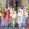(bs)   Sein silbernes Priesterjubiläum feierte Pfarrer Jerzy Jelonek mit einem Gottesdienst mit anschließendem Empfang in Waldbrunn. Die Kirche war voll besetzt mit vielen Gemeindemitgliedern, Vertretern von Vereinen, aus der Politik und dem Pfarrgemeinderat. Die Kinder des Kindergartens St. Norbertus sangen ihm ein Ständchen. Dietmar Kiesel bedankte sich bei Jelonek im Namen der Pfarrgemeinschaft Eisingen, Waldbrunn, Kist und Reichenberg für seine Arbeit. Der Musikverein Waldbrunn sorgte für die musikalische Untermalung. „Für mich ist das heute eine große Überraschung und ein wirklich tolles Erlebnis“, freute sich der Jubilar (Bildmitte), der unter anderem von den Patern Armin Kretzer (rechts), Albert Vötter (links) und Diakon Matthias Enk (hinten) geehrt wurde.