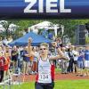 Beifall für den Sieger über zehn Kilometer: Patrick Fiederling aus Höhefeld.