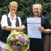 (ka)   Seit dem 1. Juli 1986 gehört Michaela Dorn zum Friseurteam Franz in Karlstadt. Franz Dittmaier dankte seiner Mitarbeiterin mit Blumen, einem Geschenk und der Urkunde der Handwerkskammer von Unterfranken für 25 Jahre Treue. Die Urkunde machte das Jubiläum amtlich. „Wir ziehen hier aber nur eine Zwischenbilanz“, scherzte Franz. Er hofft, dass er noch viele Jahre auf seine zuverlässige und kreative Fachkraft zählen kann. Aus Sicht der Gemündenerin spricht nichts dagegen. „Ich fühlte mich hier von Anfang an wohl, hier stimmt einfach alles“, sagt sie und lobt ihren Chef sowie das Betriebsklima. Besonders gefällt ihr an dem großen Salon, dass es immer etwas zu tun gibt, denn sie arbeitet gerne viel.