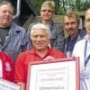 Ausgezeichnete Mitglieder: Der neue Ehrenpräsident des FC Bayern Fanclub Gaukönigshofen Herbert Michel (vorne Mitte) mit den Vorsitzenden Bernd Eck (links) und Thoms Dürr (rechts) sowie Reinhold Endres, Peter Pürner und  Norbert Brauer (von links).