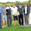 (faf)   Felix Laewen hat den von „Surf in“ präsentierten Monatspreis beim Golfclub Würzburg gewonnen. Trotz widriger Windverhältnisse brachte es Laewen am Ende auf stolze 76 Bruttopunkte – ein Ergebnis, dass ihm ein einstelliges Handicap von jetzt 8,9 und damit das obligatorische Bad im See auf der Anlage einbrachte. Unser Bild von der Siegerehrung zeigt: (von links) Julian Müßig (Netto-C-Zweiter), Robert Großkopf (Manager Golfclub Würzburg), Dominik Klaus (Netto-B-Sieger), Thorsten Kremer (Netto-C-Dritter), Felix Laewen (Bruttosieger), Stefan Reimann (Netto-C-Sieger), Alexandra Roloff (Sonderpreisgewinnerin „longest drive“), Christin Podack (Netto-A-Zweite), Birgit Schulz (Netto-B-Zweite).