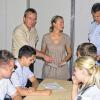 Fallbeispiele ganz besonderer Art: Matthias Matlachowski, Susanne Diez und der Lehrgruppenbetreuer, Polizeioberkommissar Bruno Trapp (stehend, von links) diskutieren mit Polizeimeisteranwärtern.