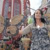 (ej)   In diesem Jahr driften Verkaufsmesse am Marktplatz und Kiliani-Volksfest auf der Talavera auseinander. Während die Messe schon seit Freitag läuft, beginnt das Volksfest erst am Freitag, 8. Juli. 50 Stände sind rund um die Marienkapelle aufgebaut. Verkauft werden Geschenkartikel, Dinge des täglichen Gebrauchs und natürlich Gegenstände, die es nicht in jedem Laden gibt. Neu in diesem Jahr ist ein Gardinenstand, an dem die Heimtextilien auch direkt vor Ort genäht werden. Trotz der Messe bleiben grüner und Spezialitätenmarkt am Marktplatz. Die Verkaufsmesse endet am Sonntag, 17. Juli. Die Öffnungszeiten: Montag bis Freitag, 9 bis 19 Uhr, Samstag, 9 bis 18 Uhr und Sonntag 11 bis 18 Uhr. Unser Bild zeigt Heike Höhn aus Sand am Main (Landkreis Haßberge), deren Familie bereits seit über 30 Jahren Korbwaren auf der Kiliani-Verkaufsmesse in Würzburg anbietet.Foto: Norbert Schwarzott