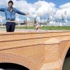 Nachbau: Robin Stam auf der Fünfzig-Euro-Brücke bei Rotterdam.