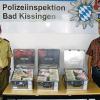 über die wiedergefundenen Koffer aus einem Geldtransport samt wertvollem Inhalt freuten sich Erster Polizeihauptkommissar Stefan Haschke, Leiter der Polizeiinspektion Bad Kissingen (links) sowie der Sachbearbeiter der Kripo Schweinfurt, Kriminalhauptkommissar Thomas Brandl.