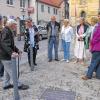 Besondere Stadtführung: Die im Boden eingelassene Steinplatte zeigt den Standort des  einstigen „Tuchhauses“ in Gerolzhofen, dem wohl ältesten Haus der Stadt. Später wurde es abgerissen und die Steine wurden für den Schulhausbau verwendet, wie Stadtführerin Evamaria Bräuer den Mitgliedern des Historischen Vereins bei einer Stadtführung erläuterte.