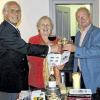 „In vino veritas – Im Wein liegt Wahrheit“: Damit verabschiedeten sich Moderator Fred Rautenberg (links) Marianne Fritz und Ulrich Bergner mit „Mellrichstadt liest“ in die Sommerpause.