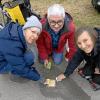 Stolpersteine erinnern in Gersthofen an Opfer des Nationalsozialismus. Jetzt wurden sie gereinigt von (von links): Ingrid Homölle, Hermann Rosenwirth und Lisbeth Jacobi.