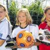 Mädels am Ball: Bei Louisa Brandt, Celine Brandt und Julia Siegler (von links) steht Fußball an erster Stelle.
