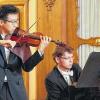 Spielkunst: Fünf junge Stipendiaten des Yehudi Menuhin „Live Music Now“ Franken spielten bei einem Benefizkonzert auf Schloss Schwanberg. Im Bild: Jikmu Lee (Violine) und Nikolay Leshchenko (Klavier).