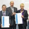 Leistung lohnt sich: André Schmidt (Bildmitte) aus Mellrichstadt hat als deutschlandweit Drittbester seine Ausbildung zum Verfahrensmechaniker für Kunststoff- und Kautschuktechnik abgeschlossen und bekam in seiner Ausbildungsfirma, LISI Automotive KKP in Mellrichstadt, den Förderpreis des Gesamtverbandes der Kunststoffverarbeitenden Industrie (GKV) überreicht. Dazu gratulierten (von links) Thomas Heinrich, Lehrkraft an der Berufsschule Rehau, Thomas Merkel, stellvertretender Berufsschulleiter Rehau, Roger Schweigert als Werkleiter der KKP in Mellrichstadt,  Ralf Olsen, der Geschäftsführer des pro-K Industrieverbandes, Produktionsleiter Burkhard Genzler, Betriebsratsvorsitzende Irma Frei und Ausbildungsleiter Günther Schmidt.