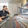 Spaß bei der Arbeit: Toningenieur Michael Hanf (links) und Komponist Viktor AAslund beim Feinschliff für „Dirt Road“ im Kraftstrom-Tonstudio.