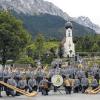 (si)   Ein Benefizkonzert gibt das Gebirgsmusikkorps Garmisch-Partenkirchen am Mittwoch, 13. Juli, im Kursaal von Bad Bocklet. Der Erlös ist für die Skateranlage in Steinach bestimmt. Das Gebirgsmusikkorps Garmisch-Partenkirchen unter der Leitung von Major Christian Prchal spielt ab 17 Uhr. Schüler, Studenten und Soldaten erhalten ermäßigten Eintritt. Karten können ab sofort bei der Kur- und Touristinformation Bad Bocklet,  (0 97 08) 70 70 30 erworben werden.