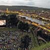 (ben)   Das Flimmern ist vorbei. Elf Tage lang verwandelte sich die Neutorwiese an der Festung in ein Open-Air-Kino. Nun ist das erste Würzburger „Festungsflimmern“ Geschichte – aber eine erfolgreiche, wie Nico Manger vom Veranstalterteam berichtet: „Insgesamt kamen rund 6000 Besucher“, freut er sich. Nur das Wetter habe nicht so ganz mitgespielt. „Aber wenn es schön war, waren wir immer ausverkauft“, sagt Manger. Am vergangenen Mittwoch, als der Film „Wasser für die Elefanten“ mit Christoph Walz gezeigt wurde, habe man sogar etwa 300 Besucher wegen Überfüllung wieder nach Hause schicken müssen. Bis zu 1000 Menschen konnten pro Veranstaltung auf die Neutorwiese kommen. Geht es nach Manger, flimmert es an der Festung auch im nächsten Sommer wieder. Die Stadt und die Bayerische Schlösserverwaltung müssen dafür wieder ihre Zustimmung geben. Manger ist zuversichtlich, dass das klappt. Insgesamt habe es nur drei Beschwerden wegen Lärmbelästigung gegeben. Das sei nicht viel für eine Veranstaltung dieser Größenordnung.