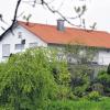 Heruntergelassene Rollläden: Im Haus der Familie Bögerl in Heidenheim wurde am Montag der Ehemann der vor einem Jahr entführten und getöteten Maria Bögerl laut Polizeibericht „augenscheinlich erhängt“ aufgefunden.