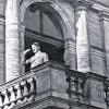 Zeitgeschichtliches Dokument: Hitler auf dem Balkon des Festspielhauses (aus einem Heft der „Deutschen Arbeitsfront“).