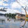 Konkurrenz für die Nixe: Die beiden Stücke der Ochenfurter Mainbrücke wächst nach und nach zusammen. Mitt August soll die zweite Hälfte betoniert werden.