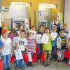 (agä) 15 Kinder der evan-gelischen Kindertagesstätte „Farbenklecks“ stürmten die Geschäftsstelle der Sparkasse Mainfranken in Hasloch. Die Mitarbeiter dort erklärten ihnen, wie die Münzen und Scheine mit der Maschine gezählt werden und wie der Geldautomat sowie der Kontoauszugsdrucker funktionieren. Neben ei-nem Blick in die Kasse war natürlich der Tresor mit der dicken Stahltüre besonders interessant. Am Ende des Nachmittags bekamen alle eine Urkunde von der Sparkasse überreicht. Dazu gab es noch Utensilien zum Schulanfang. Als Dankeschön für die Führung gab es von den Kindern ein selbst gemaltes Bild.