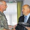 In Wildflecken heimisch geworden: Bürgermeister Alfred Schrenk (rechts) überreichte Oberstleutnant Hans-Joachim Gehrlein zum Abschied den Ehrenteller des Marktes Wildflecken.