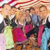 Dirndl und Lederhosen: junge Troglauer Fans aus dem nördlichen Landkreis Würzburg.