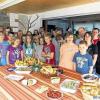 Lecker: Viel Spaß und ein reichhaltiges Angebot gab es beim gemeinsamen Frühstück der Schüler der beiden sechsten Klassen der Kreuzberg-Volksschule und der Bewohner der Lebenshilfe-Wohnstätte in Unterweißenbrunn.