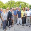 (dix)   Jubiläum feierte vor wenigen Monaten die Jacob-Curio-Realschule Hofheim. Seit fünf Jahrzehnten besteht die Realschule in Hofheim. Die Frauen und Männer, die im Jahr 1961 als erster Jahrgang in der staatlichen Realschule Hofheim ihre Mittlere Reife erlangt hatten, feierten jetzt ein Wiedersehen. Inzwischen zum vierten Mal wurde dieses Klassentreffen organisiert. Sie gehörten zum ersten Aufbauzug der Volksschule Hofheim, der zur mittleren Reife führte. Untergebracht waren sie damals im jetzigen VHS-Gebäude. Ihr letztes Schuljahr konnten sie dann in der neuen staatlichen Realschule verbringen. Beim Klassentreffen 1986 war ihr früherer Lehrer Wilhelm Grieser noch dabei. Grieser ist mittlerweile verstorben. Auf Einladung von Wolfgang Schneider (Schweinshaupten) waren zwanzig der ehemaligen Schüler mit ihren Ehepartnern zum Gasthof Burgblick gekommen, wo sie einen gemütlichen Abend verbrachten und viele Erinnerungen austauschten. Und natürlich wurde über manche Anekdote aus der Schulzeit geschmunzelt. Den weitesten Weg, um ein Wiedersehen mit den Kameraden zu feiern, legte Brigitte Miller (geborene Reck) zurück, die in der Nähe der englischen Hauptstadt London wohnt. Ein Grußwort an die ehemaligen Realschüler richtete beim Treffen Hofheims Bürgermeister Wolfgang Borst. Auf dem Programm des Treffens stand auch eine Wanderung zum Landschaftsgarten an der Bettenburg unter Führung von Eberhard Lorenz.