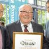 Ehre, wem Ehre gebührt: (von links) der Obermeister der Würzburger Bauinnung Ralf Stegmeier, Ehrenobermeister Helmut Schätzlein und Geschäftsführer Manfred Dallner.