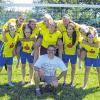 (z)   Die seit mehreren Jahren am Jack-Steinberger-Gymnasium Bad Kissingen von Studienrat Winfried Böck betriebene Arbeit im Mädchenfußball wurde mit dem bisher besten Ergebnis belohnt. Beim nordbayerischen Qualifikationsturnier in Eschenbach für die Wettkampfklasse II (1995 bis 1997) waren die Saalestädterinnen spielbestimmend und hatten auch mehrere gute Torchancen, die aber zumeist vergeben wurden. Obwohl Abwehrchefin Elena Kessler verletzungsbedingt fehlte, ließ man kein einziges Gegentor zu, woran auch Auswahltorhüterin Isabella Fest großen Anteil hatte. Ergebnisse: Jack-Steinberger-Gymnasium Bad Kissingen – Markgräfin-Wilhelmine-Gymnasium Bayreuth 2:0, – Gymnasium Eschenbach 2:0, – Gymnasium Höchstadt 1:0. Endstand: 1. Bad Kissingen, 2. Bayreuth, 3. Höchstadt, 4. Eschenbach. Am Montag trifft das Team in Landsberg/Lech im Rahmen des Landesfinales auf den südbayerischen Meister, wobei es neben dem Titel auch um das Erreichen des Bundesfinales in Berlin geht. Hinten von links: Laura-Sophia Schmitt, Anna Zimmer, Amelie Hagedorn, Leonie Kreil, Louisa Friedrich; vorne: Theresa Kleinhenz, Madlen Frank, Isabella Fest, Christina Seidl und Julia Holzapfel sowie Betreuer Winfried Böck.