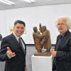 Zweimal zwei Männer: Gerhard Finckh, Direktor des Von der Heydt-Museums (links) und Sammler Joseph Hierling vor der Skulptur „Zwei Männer im Gespräch“ von Karl Röhrig.