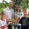 Freuen sich über die Entscheidung des Stadtrates: Thomas und Ulrike Lange aus Bergtheim stoßen mit Hammelburger Wein auf das Weingut an. Die Söhne Moritz (links) und Lukas (rechts) prosten mit Bergtheimer Traubensaft ihren Eltern zu.