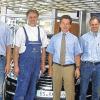 (agä)   Auf 25 Jahre Firmenzugehörigkeit im Mercedes-Autohaus Grampp in Lohr blicken Joachim Sittler und Mustafa Aydogdu zurück. Joachim Sittler ist Serviceberater im Zweigbetrieb Karlstadt. Mustafa Aydogdu arbeitet in der Lackiererei in Lohr. In einer kleinen Feierstunde wurden den Mitarbeitern die Ehrenurkunde der KFZ-Innung überreicht. Peter Grampp freut sich auf die weiteren Jahre der Zusammenarbeit. Von links: Dieter Siegler (Serviceleiter), Mustafa Aydogdu, Peter Grampp, Joachim Sittler, Otto Heine (Kaufmännischer Leiter).