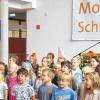 Aufstehen, aufeinander zugehen: Die jungen Sänger der neuen Montessori-Schule Schweinfurt stimmten ebenfalls in den Chor der Gratulanten ein.