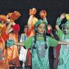 Musical König Keks: Der Kampf zwischen süßen und scharfen Mächten war im Kurtheater Thema der Kinder- und Jugendlichen. Im Bild die Abordnung der zuckersüßen Gummibärchen.