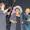 Flotter Dreier: das Waldaschaffer Frauenkabarett mit Lore Hock, Franziska Fleckenstein und Simone Amrhein beim Auftritt in der Oberndorfer Aula.